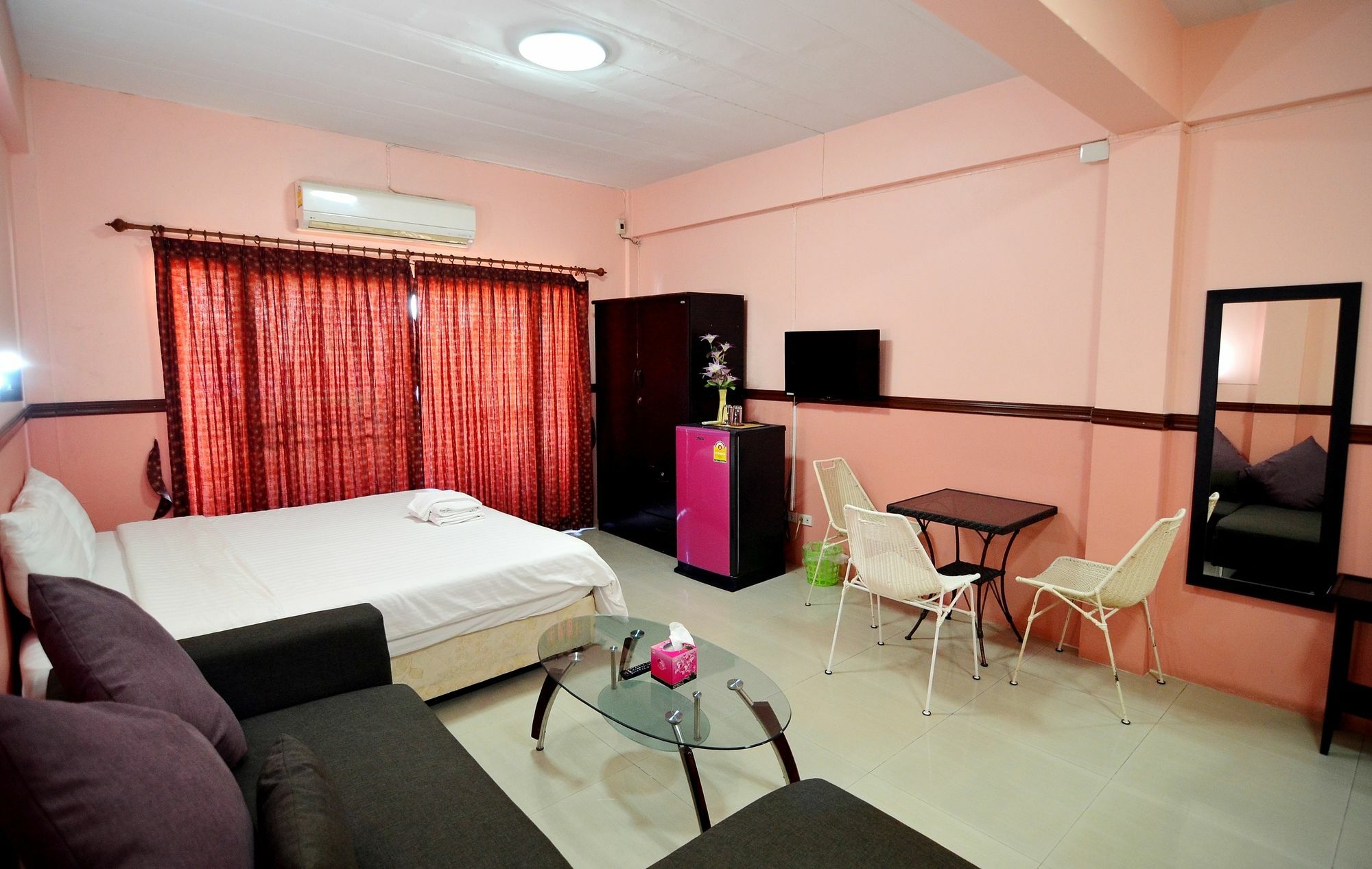 The Famous House - Jomtien Hotel Kültér fotó