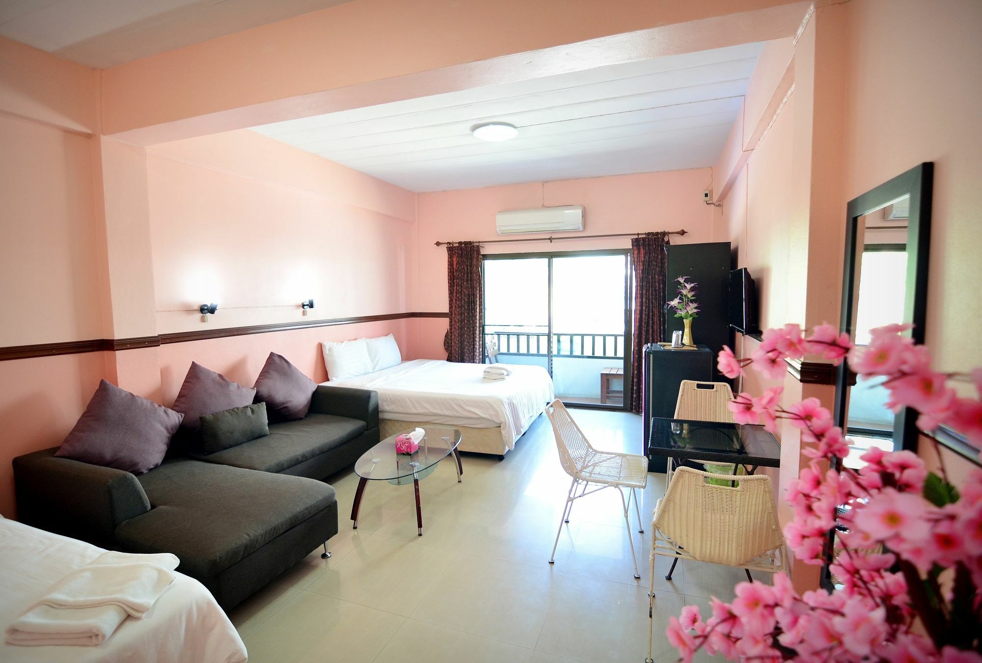 The Famous House - Jomtien Hotel Kültér fotó